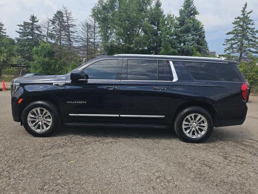 Midnight Blue Metallic 2023 GMC Yukon XL SLT