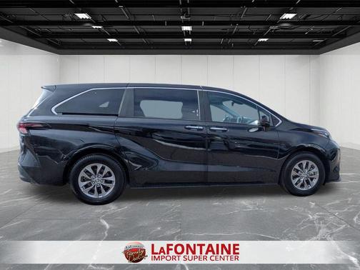 Midnight Black Metallic 2024 Toyota Sienna XLE