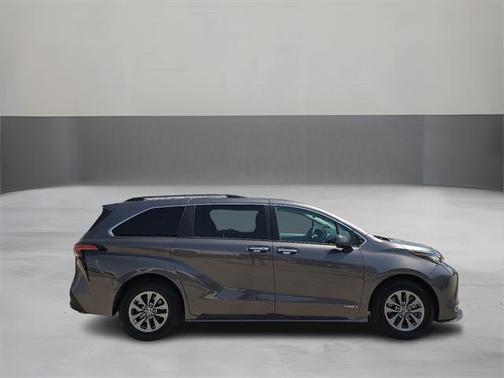 2021 Toyota Sienna XLE 8 Passenger