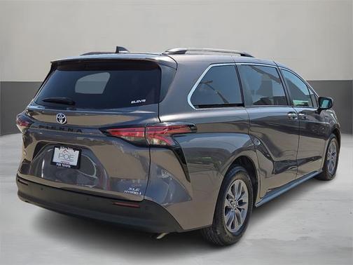 2021 Toyota Sienna XLE 8 Passenger