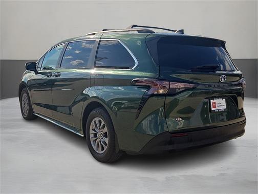 2023 Toyota Sienna LE