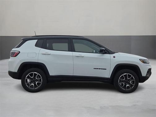 Bright White Clearcoat 2025 Jeep Compass Trailhawk