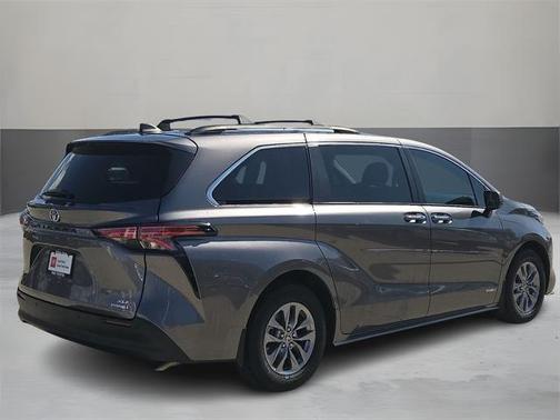 2021 Toyota Sienna XLE 8 Passenger