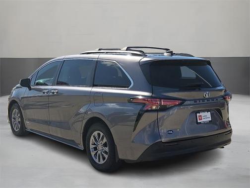 2021 Toyota Sienna XLE 8 Passenger