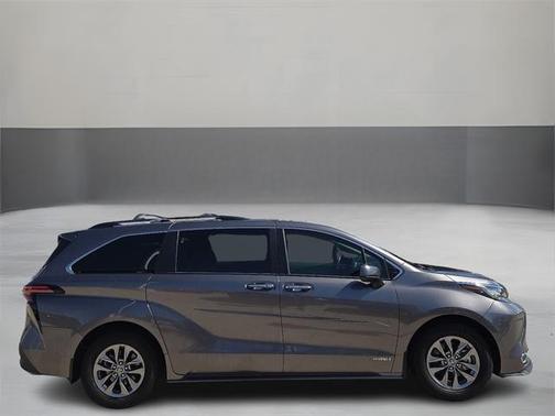 2021 Toyota Sienna XLE 8 Passenger