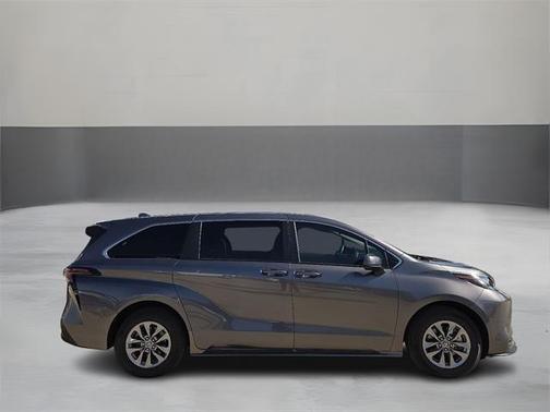 2023 Toyota Sienna LE