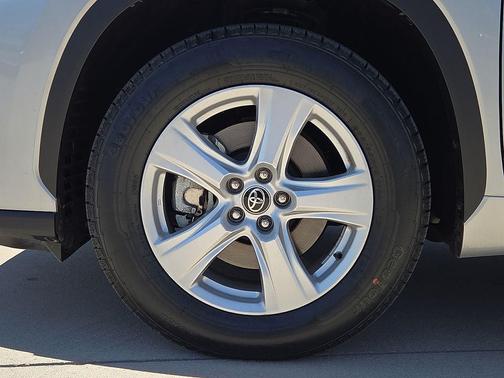 Celestial Silver Metallic 2025 Toyota Highlander LE