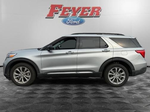ICONIC SILVER METALLIC 2023 Ford Explorer XLT