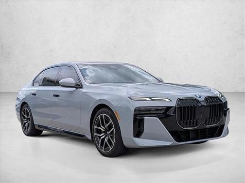 Brooklyn Grey Metallic 2025 BMW 740 740i