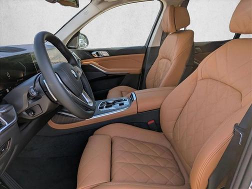 Mineral White Metallic 2026 BMW X7 xDrive40i