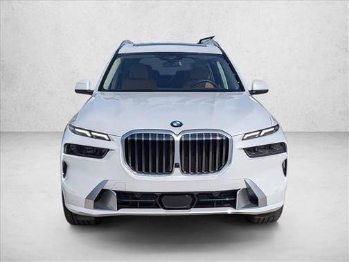 Mineral White Metallic 2026 BMW X7 xDrive40i