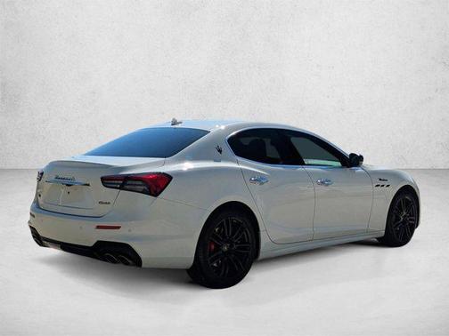 Bianco 2024 Maserati Ghibli Modena Ultima Q4