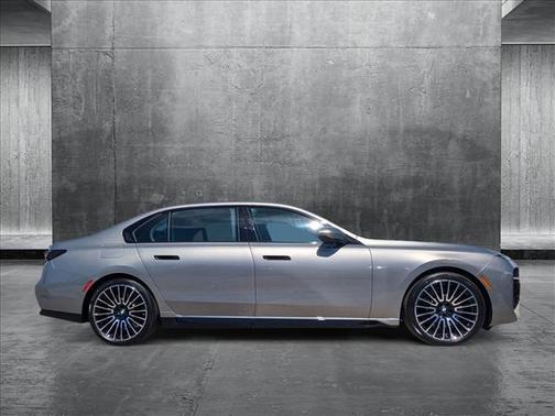 2025 BMW 740 i