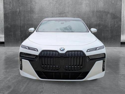2025 BMW 740 i