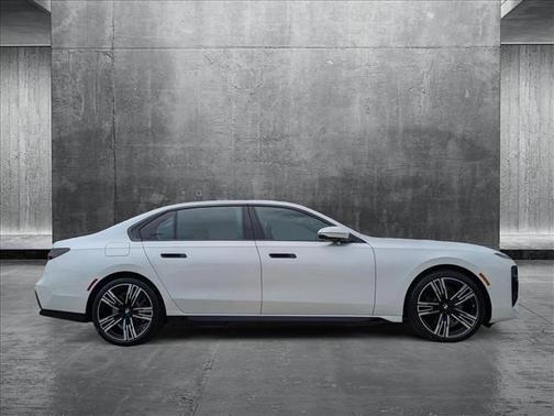 2025 BMW 740 i