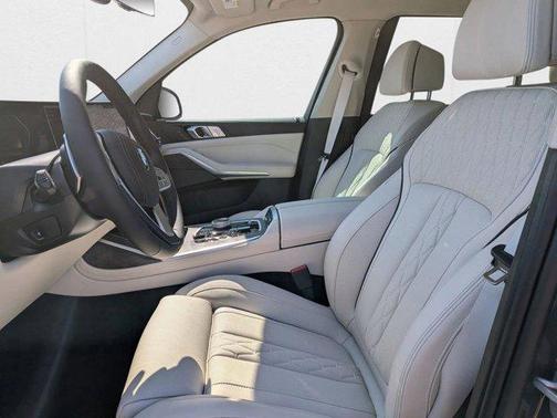 Dravit Grey Metallic 2026 BMW X7 xDrive40i