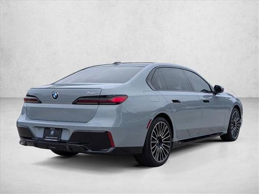 Brooklyn Grey Metallic 2026 BMW 740 740i