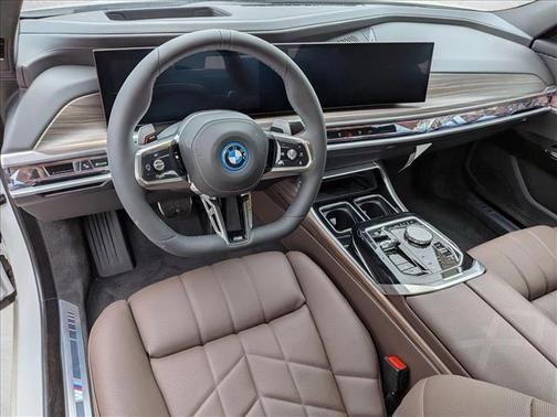 2026 BMW 750e i xDrive