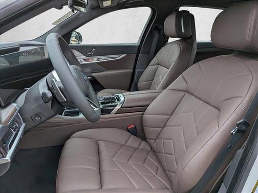 2026 BMW 750e i xDrive