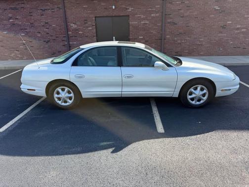 WHITE 1999 Oldsmobile Aurora