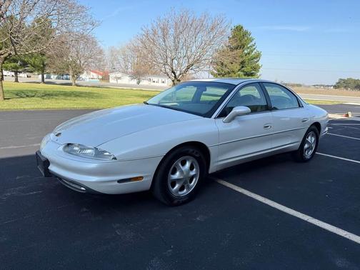 WHITE 1999 Oldsmobile Aurora
