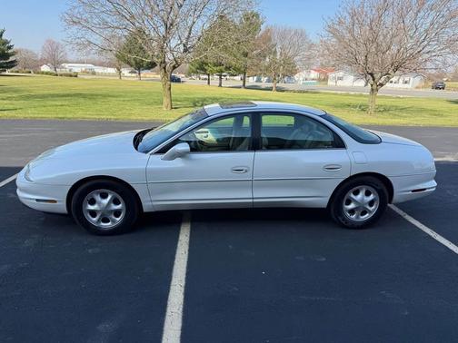 WHITE 1999 Oldsmobile Aurora