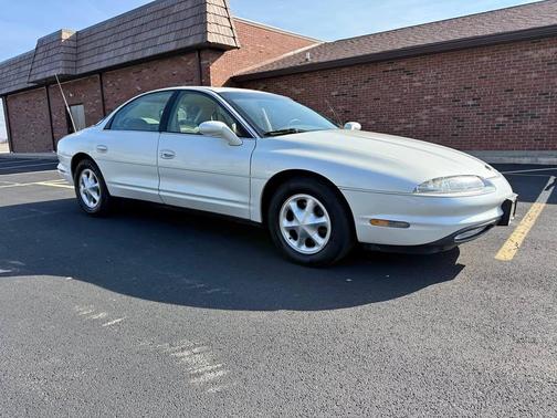WHITE 1999 Oldsmobile Aurora