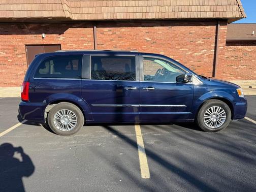 2013 Chrysler Town & Country Touring-L