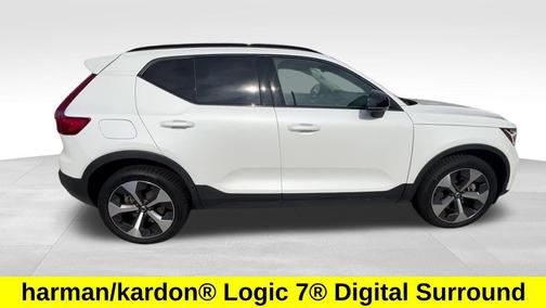 2023 Volvo XC40 B5 Ultimate Dark Theme