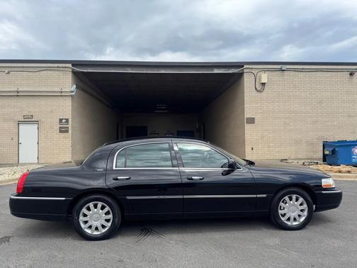 Black Clearcoat 2009 Lincoln Town Car Signature