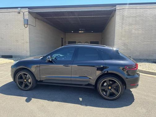 Jet Black Metallic 2015 Porsche Macan Macan S