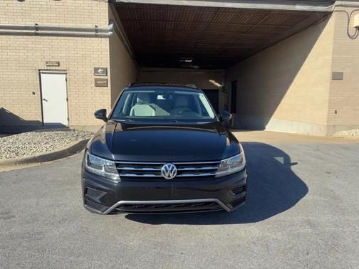 Deep Black 2018 Volkswagen Tiguan 2.0T SE 4MOTION
