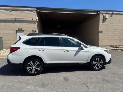 Crystal White Pearl 2018 Subaru Outback 3.6R Limited