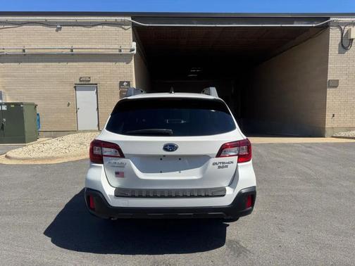Crystal White Pearl 2018 Subaru Outback 3.6R Limited