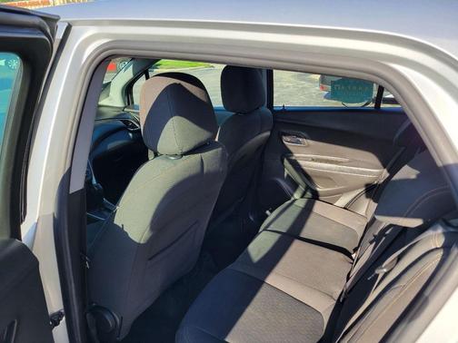 Silver Ice Metallic 2018 Chevrolet Trax LS