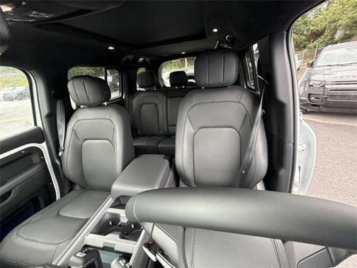 2025 Land Rover Defender 110 V8
