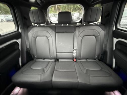 2025 Land Rover Defender 110 V8