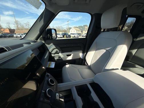 2026 Land Rover Defender 110 X-Dynamic SE