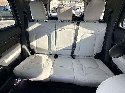 2026 Land Rover Defender 110 X-Dynamic SE