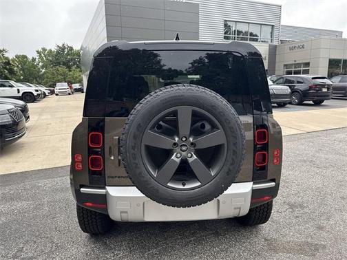 2025 Land Rover Defender 110 P300