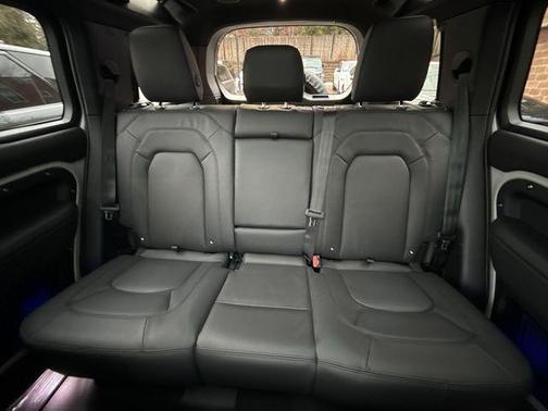 2026 Land Rover Defender 110 X-Dynamic SE