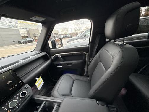 2026 Land Rover Defender 110 X-Dynamic SE