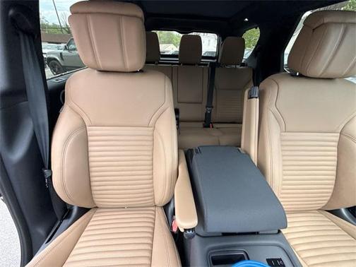 2025 Land Rover Discovery P360 Dynamic SE