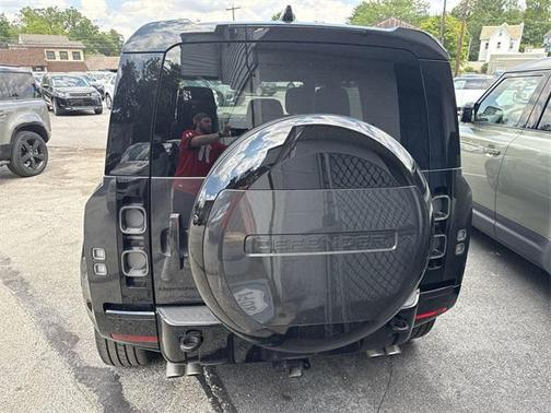 2024 Land Rover Defender 110 V8