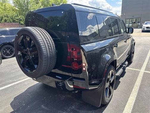 2025 Land Rover Defender 110 P400 X-Dynamic SE
