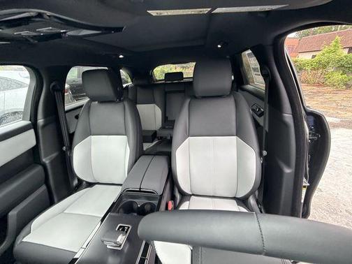 2026 Land Rover Range Rover Velar Dynamic SE