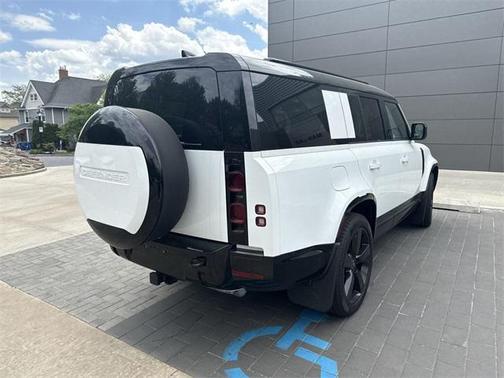2025 Land Rover Defender 130 P400 X-Dynamic SE