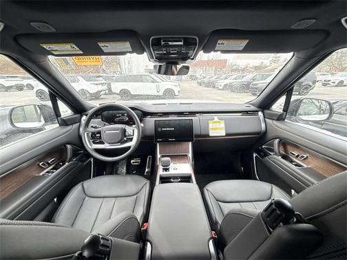 2025 Land Rover Range Rover P550e SE