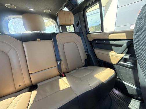 2025 Land Rover Defender 110 V8