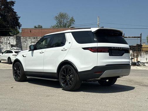 Fuji White 2026 Land Rover Discovery S